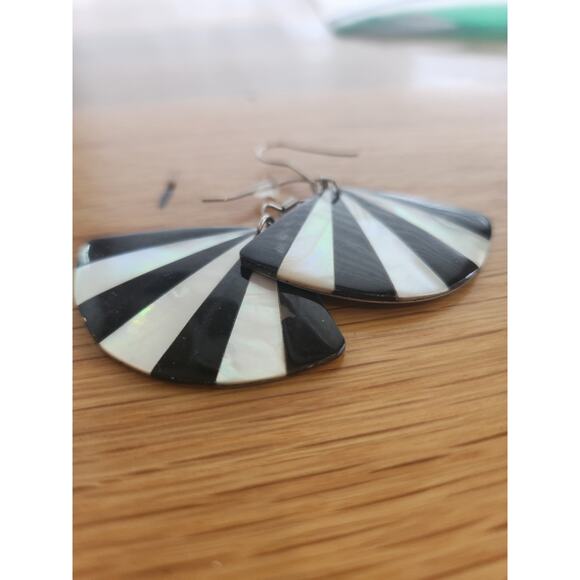Gorgeous black and white shell fan drop dangle earrings silver tone - Picture 1 of 6